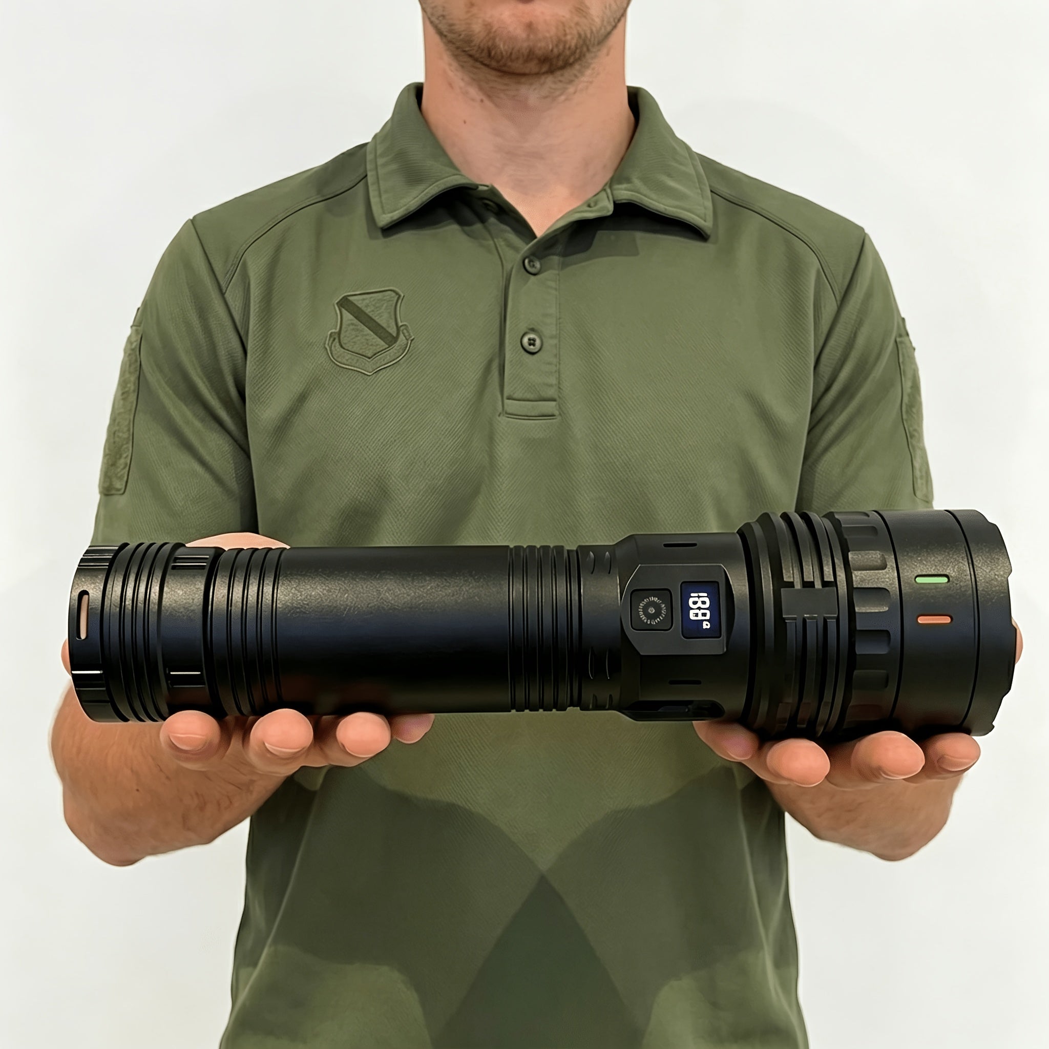 Linterna LED de alto brillo con correas de hombro grandes y funcin de zoom ajustable ideal para camping inspecciones agrcolas caza al aire libre y otros escenarios Es un dispositivo de iluminacin porttil y un imprescindible para los entusiastas de